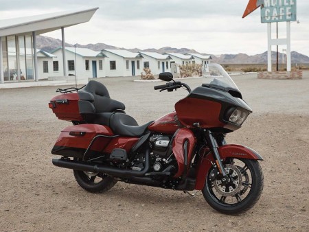 Motorcyclist published a first look of the 2020 Harley-Davidson Road Glide Limited and provides an o
