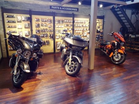 ハーレーの中古車は1Fでご覧いただけます。