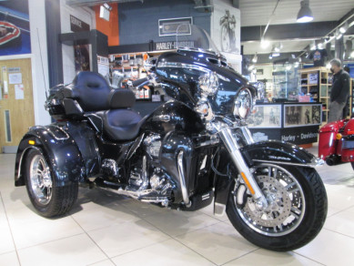 2018 Harley-Davidson® Tri Glide® Ultra Black Tempest