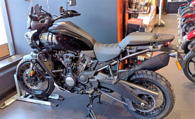 2021 Harley-Davidson<sup>®</sup> Pan America™ 1250 Special Vivid Black + LACED WHEELS