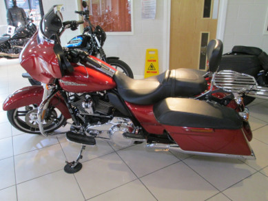 2017 Harley-Davidson<sup>®</sup> Street Glide® Velocity Red Sunglo