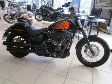 2021 Vivid Black – Black Finish