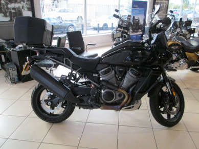 2021 Harley-Davidson<sup>®</sup> Pan America™ 1250 Special Vivid Black – Black Finish