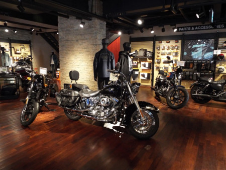 ハーレーの認定中古車は1Fでご覧いただけます。