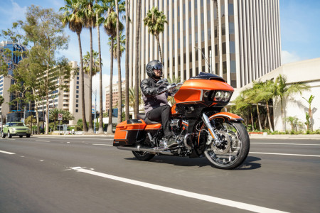 Модель CVO Road Glide 2022