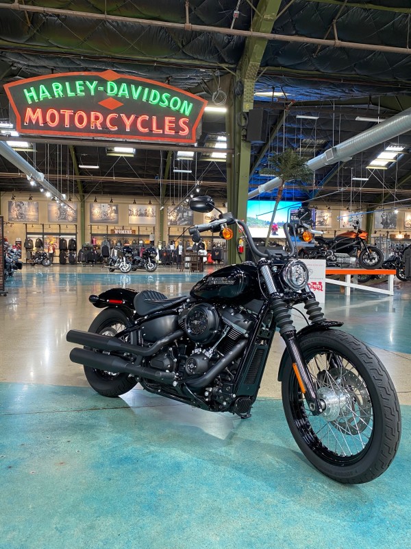 2018-Softail Streetbob in Vivid Black | San Diego Harley-Davidson | San