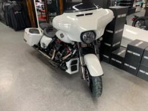 2020 Harley-Davidson® CVO™ Street Glide® thumb 3