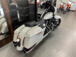 2020 Harley-Davidson® CVO™ Street Glide® thumb 2