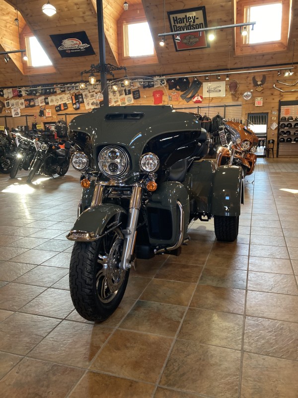 2021 HarleyDavidson® Tri Glide® Ultra Deadwood Green / Vivid Black