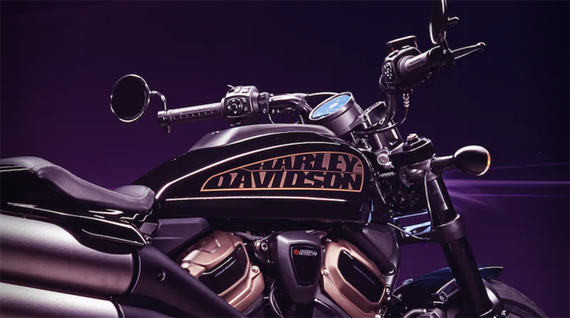 2021 Harley-Davidson® Sportster® S | The new instrumentation of the Harley-Davidson Sportster S is now centrally located in a Bluetooth®-equipped, 4” round thin-film transistor LCD display.