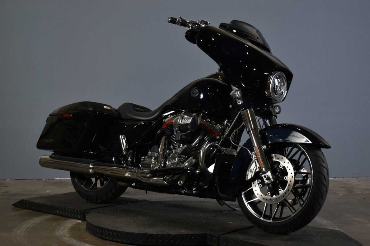 2021 Harley-Davidson CVO Street Glide FLHXSE - Photo 2