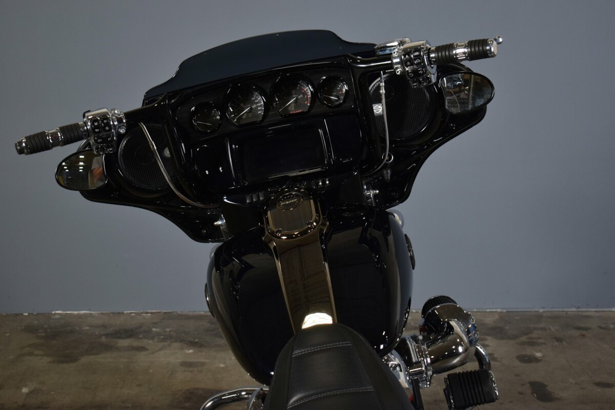 2021 Harley-Davidson CVO Street Glide FLHXSE - Photo 8
