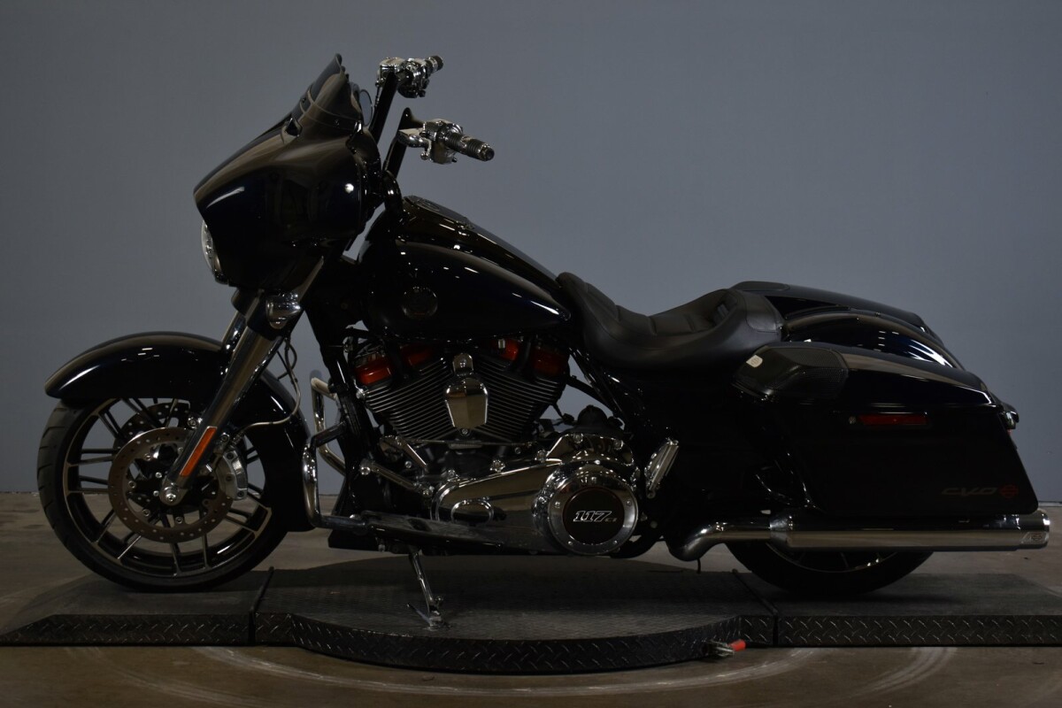2021 Harley-Davidson CVO Street Glide FLHXSE - Photo 5