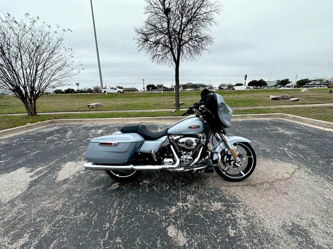 2025 Harley-Davidson Street Glide FLHX - Photo 2