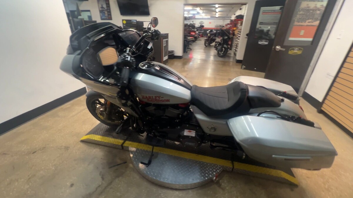2025 Harley-Davidson CVO Road Glide ST FLTRXSTSE - Photo 3
