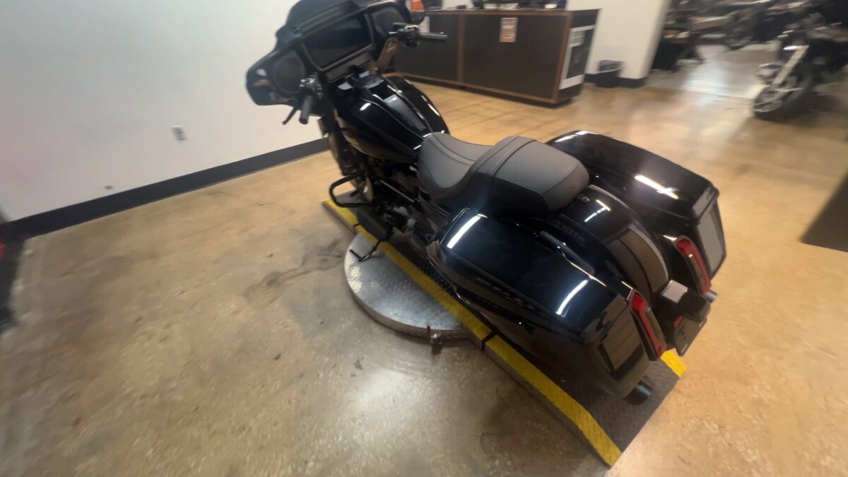 2025 Harley-Davidson Street Glide FLHX - Photo 3