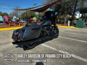 2025 Harley-Davidson<sup>®</sup> Street Glide® thumb 3