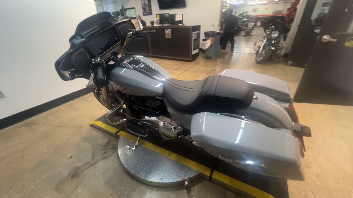 2025 Harley-Davidson Street Glide FLHX - Photo 2