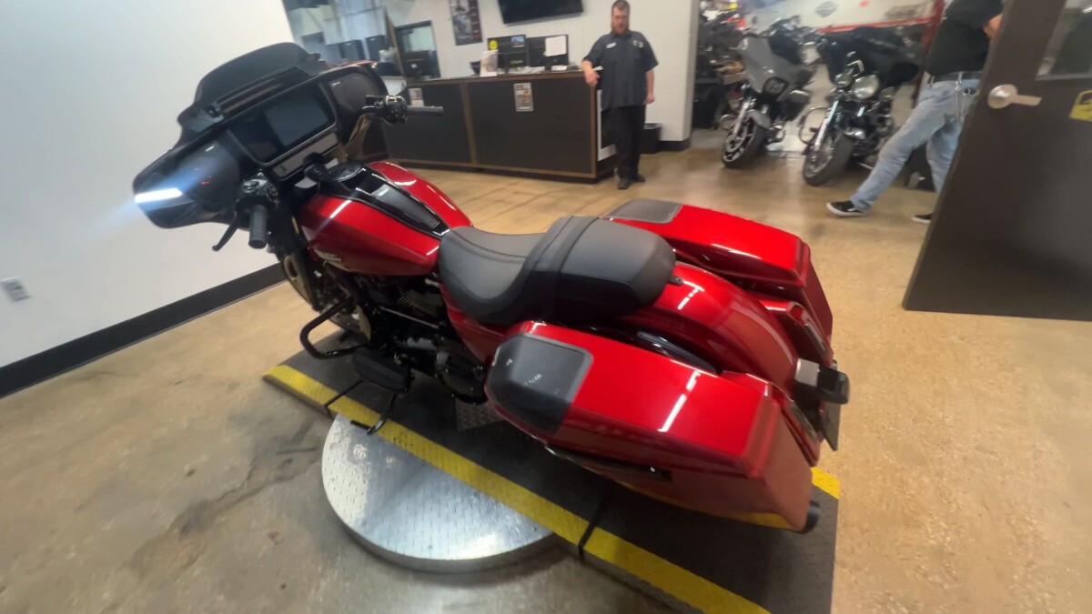 2025 Harley-Davidson Street Glide FLHX - Photo 2