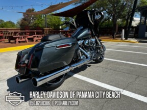 2025 Harley-Davidson<sup>®</sup> Street Glide® thumb 3