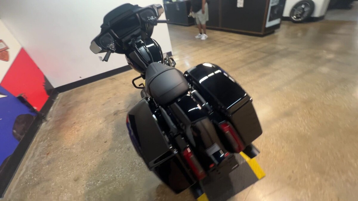 2025 Harley-Davidson Street Glide FLHX - Photo 2