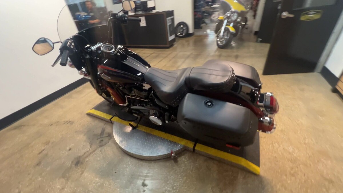 2025 Harley-Davidson Heritage Classic FLHC - Photo 2