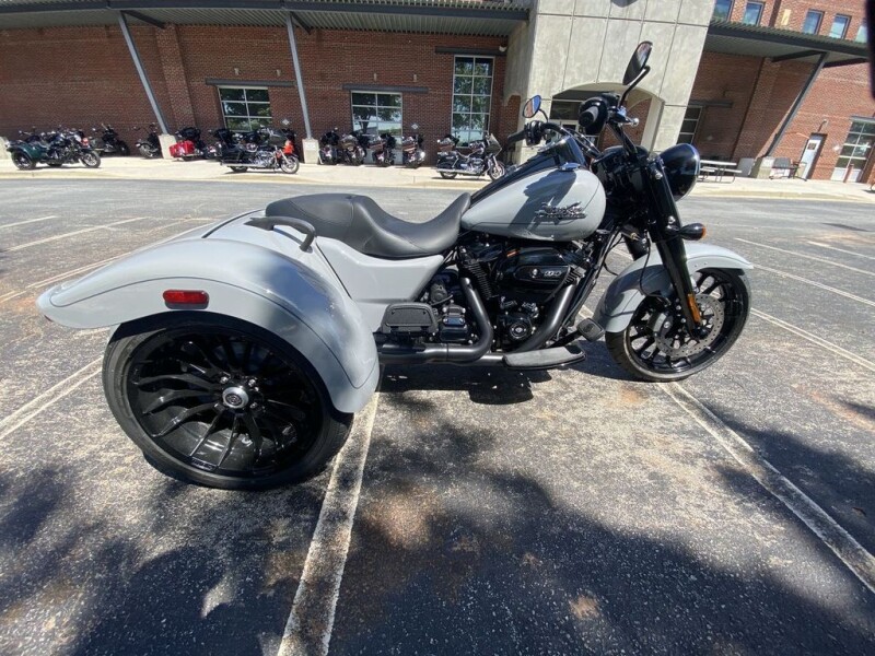 2024 Harley-Davidson<sup>®</sup> Freewheeler<sup>®</sup> BILLIARD GRAY W/ PINSTRIPE
