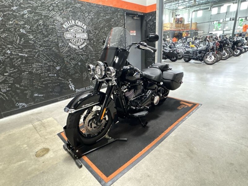 2025 Harley-Davidson<sup>®</sup> Heritage Classic VIVID BLACK W/ PINSTRIPE