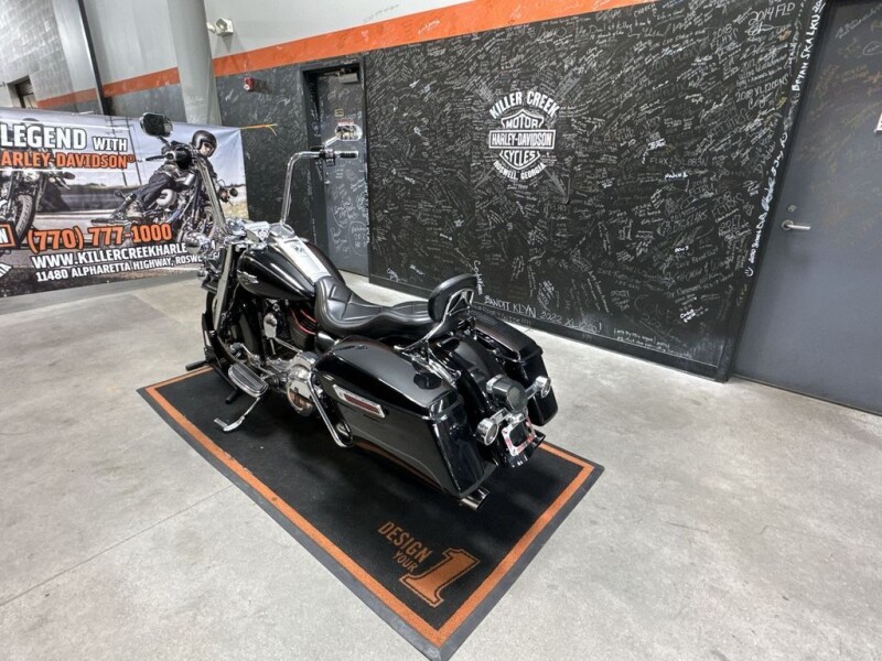 2016 Harley-Davidson<sup>®</sup> Road King<sup>®</sup> BLACK W/PINSTRIPE