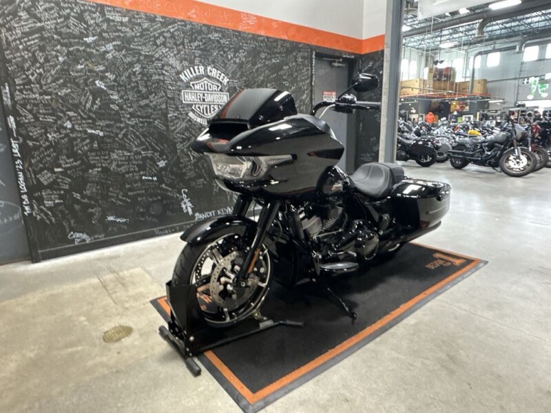 2025 Harley-Davidson<sup>®</sup> Road Glide® VIVID BLACK