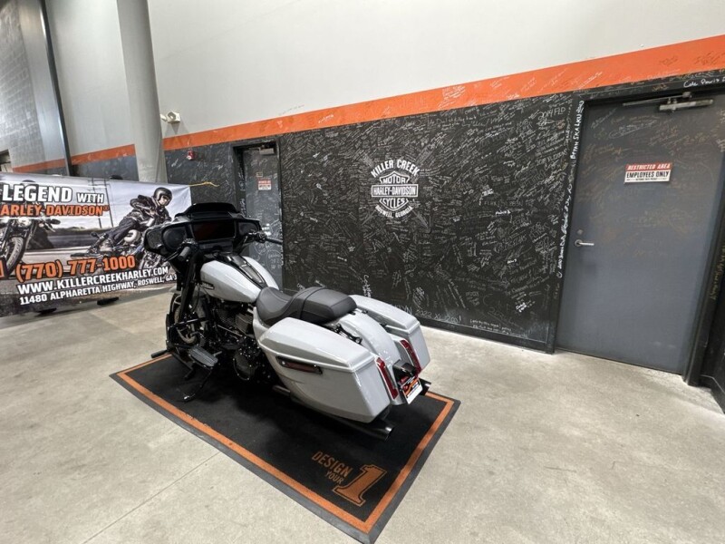 2025 Harley-Davidson<sup>®</sup> Street Glide® BILLIARD GRAY