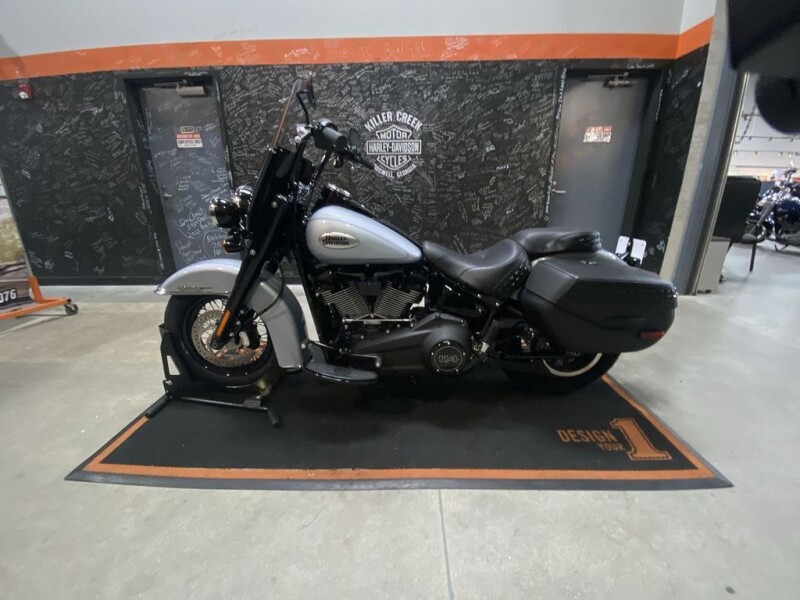 2024 Harley-Davidson<sup>®</sup> Heritage Classic ATLAS SLV MTLIC W/ PINSTRIP