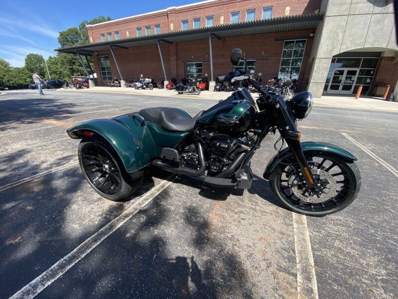 2024 Harley-Davidson<sup>®</sup> Freewheeler<sup>®</sup> ALPINE GRN/BLK W/ PINSTRIPE