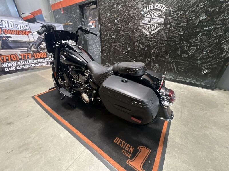 2025 Harley-Davidson<sup>®</sup> Heritage Classic VIVID BLACK W/ PINSTRIPE