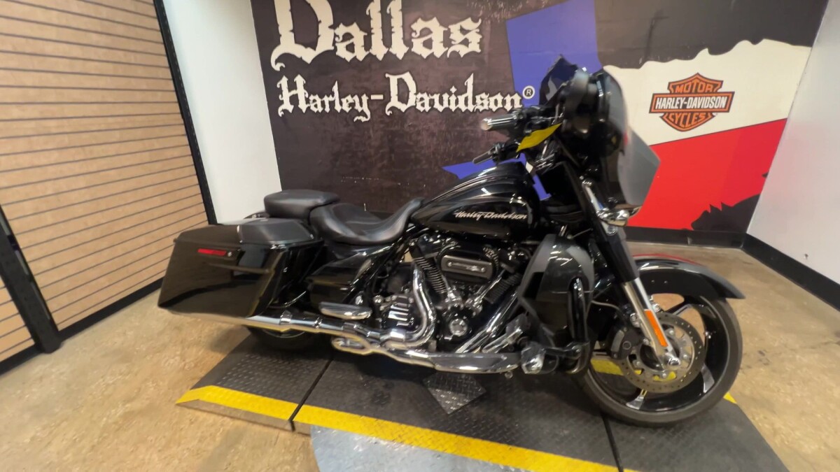 2017 Harley-Davidson CVO Street Glide FLHXSE - Photo 5