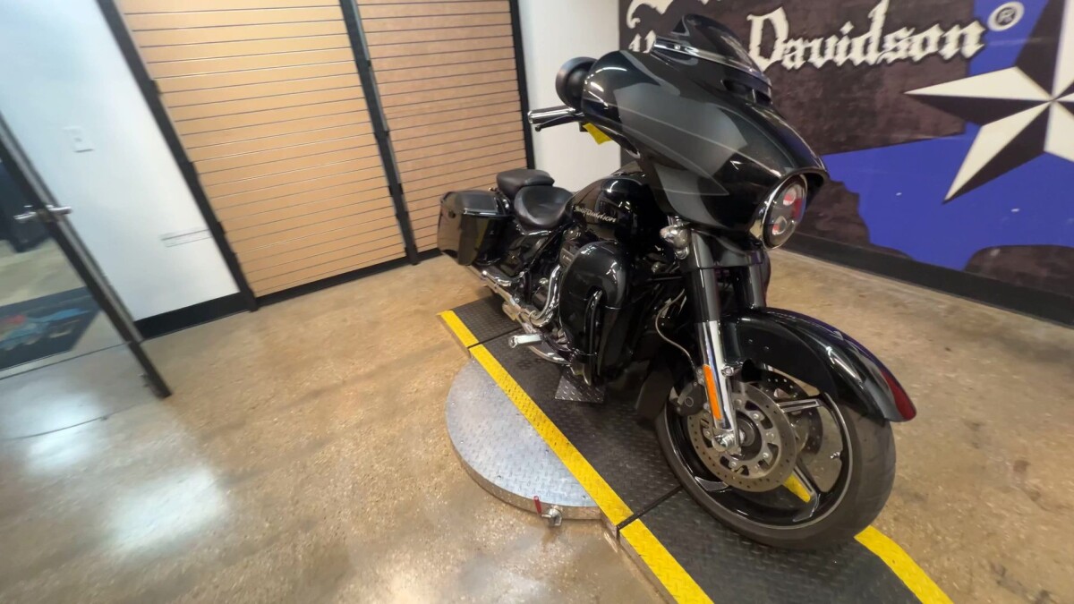 2017 Harley-Davidson CVO Street Glide FLHXSE - Photo 6