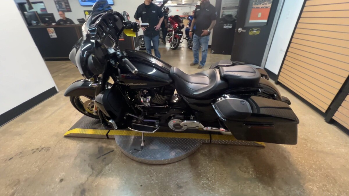 2017 Harley-Davidson CVO Street Glide FLHXSE - Photo 9
