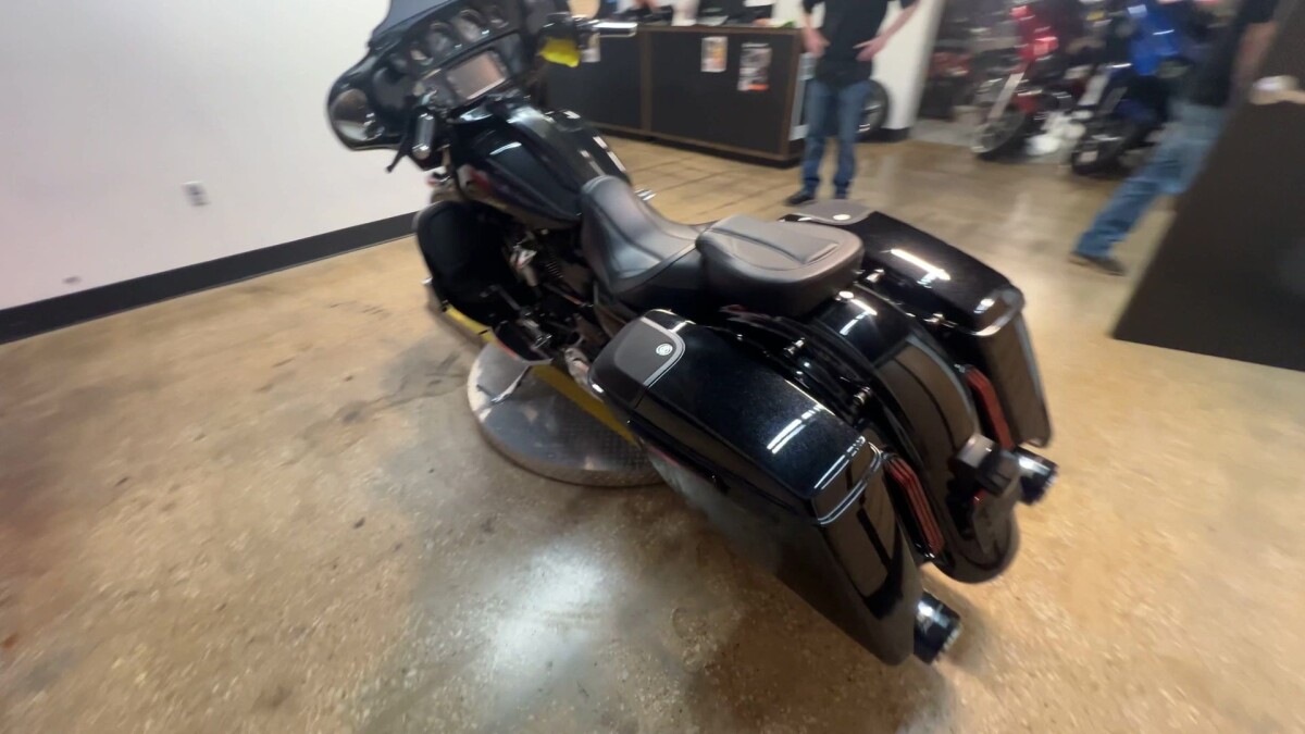 2017 Harley-Davidson CVO Street Glide FLHXSE - Photo 2
