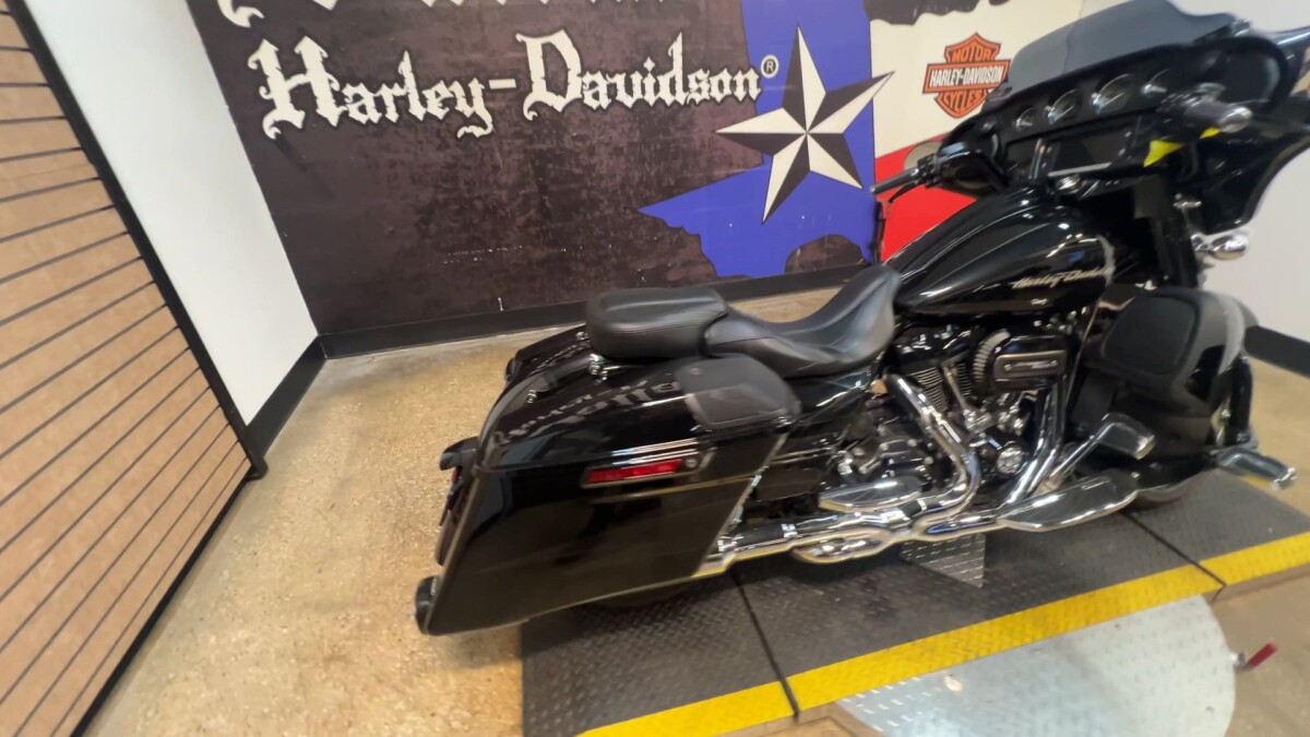 2017 Harley-Davidson CVO Street Glide FLHXSE - Photo 4