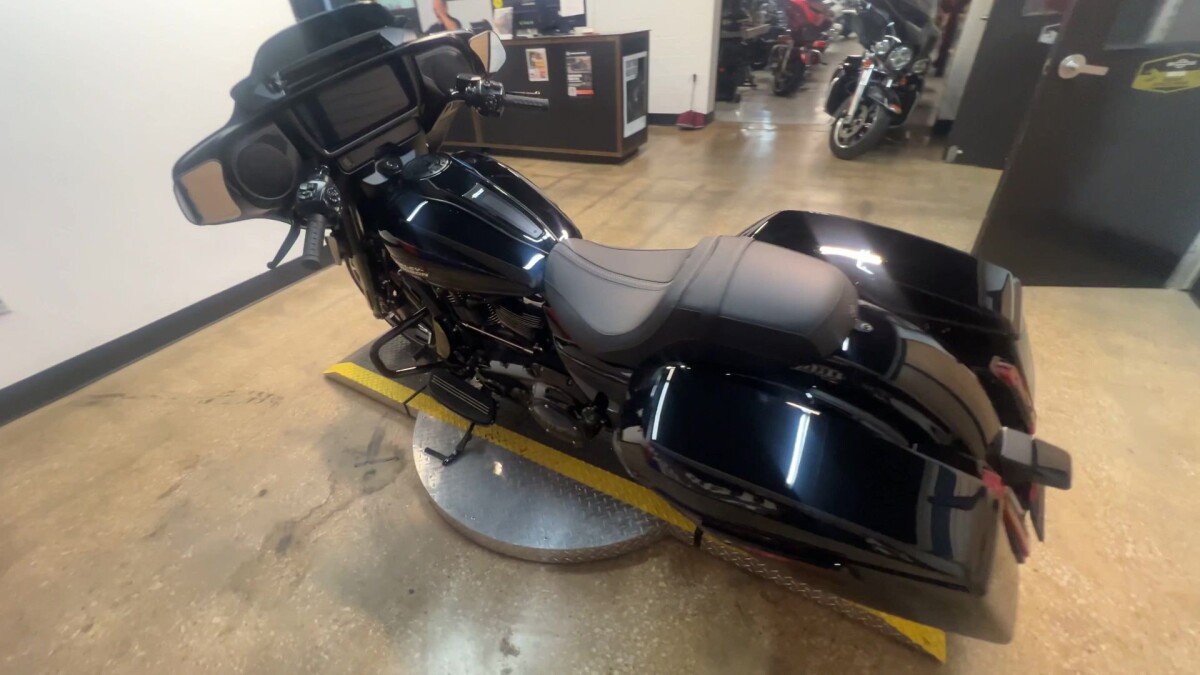 2025 Harley-Davidson Street Glide FLHX - Photo 2