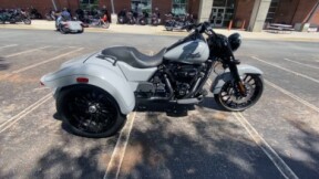 2024 Harley-Davidson<sup>®</sup> Freewheeler<sup>®</sup> BILLIARD GRAY W/ PINSTRIPE thumb 0