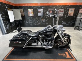 2016 Harley-Davidson<sup>®</sup> Road King<sup>®</sup> BLACK W/PINSTRIPE thumb 1