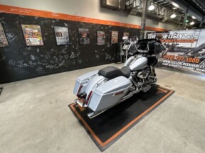 2025 Harley-Davidson<sup>®</sup> Road Glide® ATLAS SLV MTLIC thumb 0