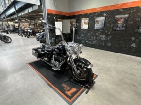 2016 Harley-Davidson<sup>®</sup> Road King<sup>®</sup> BLACK W/PINSTRIPE thumb 0
