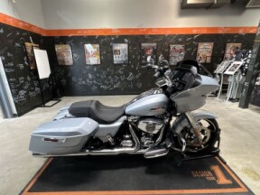 2025 Harley-Davidson<sup>®</sup> Road Glide® ATLAS SLV MTLIC thumb 1