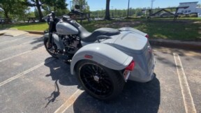 2024 Harley-Davidson<sup>®</sup> Freewheeler<sup>®</sup> BILLIARD GRAY W/ PINSTRIPE thumb 3