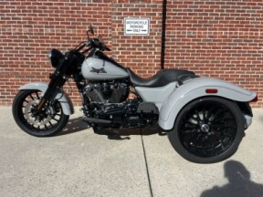2024 Harley-Davidson<sup>®</sup> Freewheeler<sup>®</sup> BILLIARD GRAY W/ PINSTRIPE thumb 0