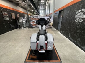 2025 Harley-Davidson<sup>®</sup> Street Glide® BILLIARD GRAY thumb 3
