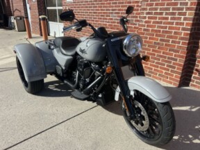 2024 Harley-Davidson<sup>®</sup> Freewheeler<sup>®</sup> BILLIARD GRAY W/ PINSTRIPE thumb 1