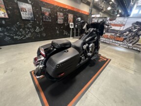 2024 Harley-Davidson<sup>®</sup> Heritage Classic VIVID BLACK W/ PINSTRIPE thumb 2